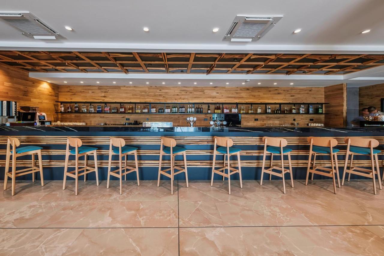 Voya Beach Resort Sveti Vlas Dış mekan fotoğraf The bar at the 2018 edition of the World Economic Forum