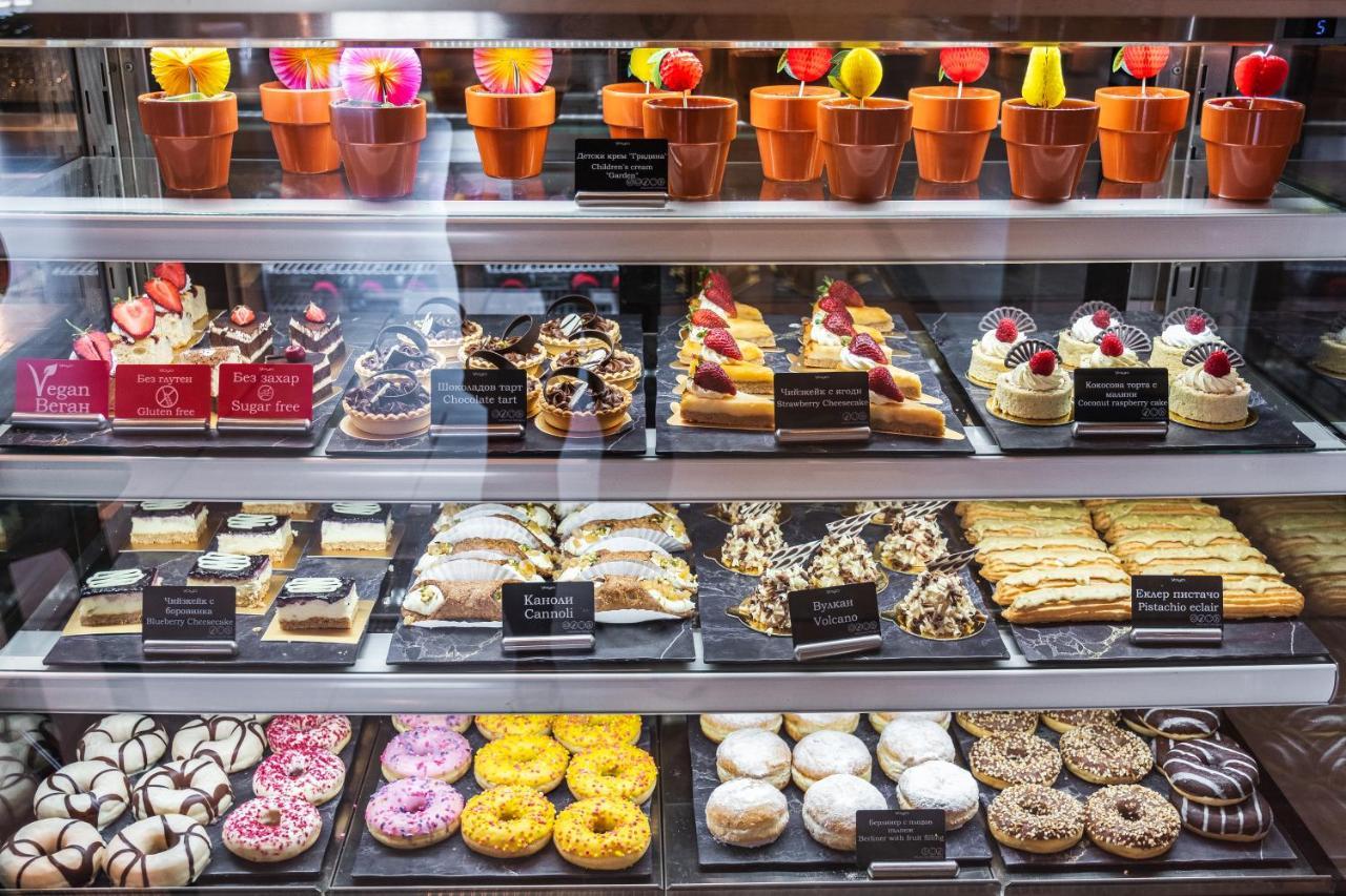 Voya Beach Resort Sveti Vlas Dış mekan fotoğraf A display of pastries