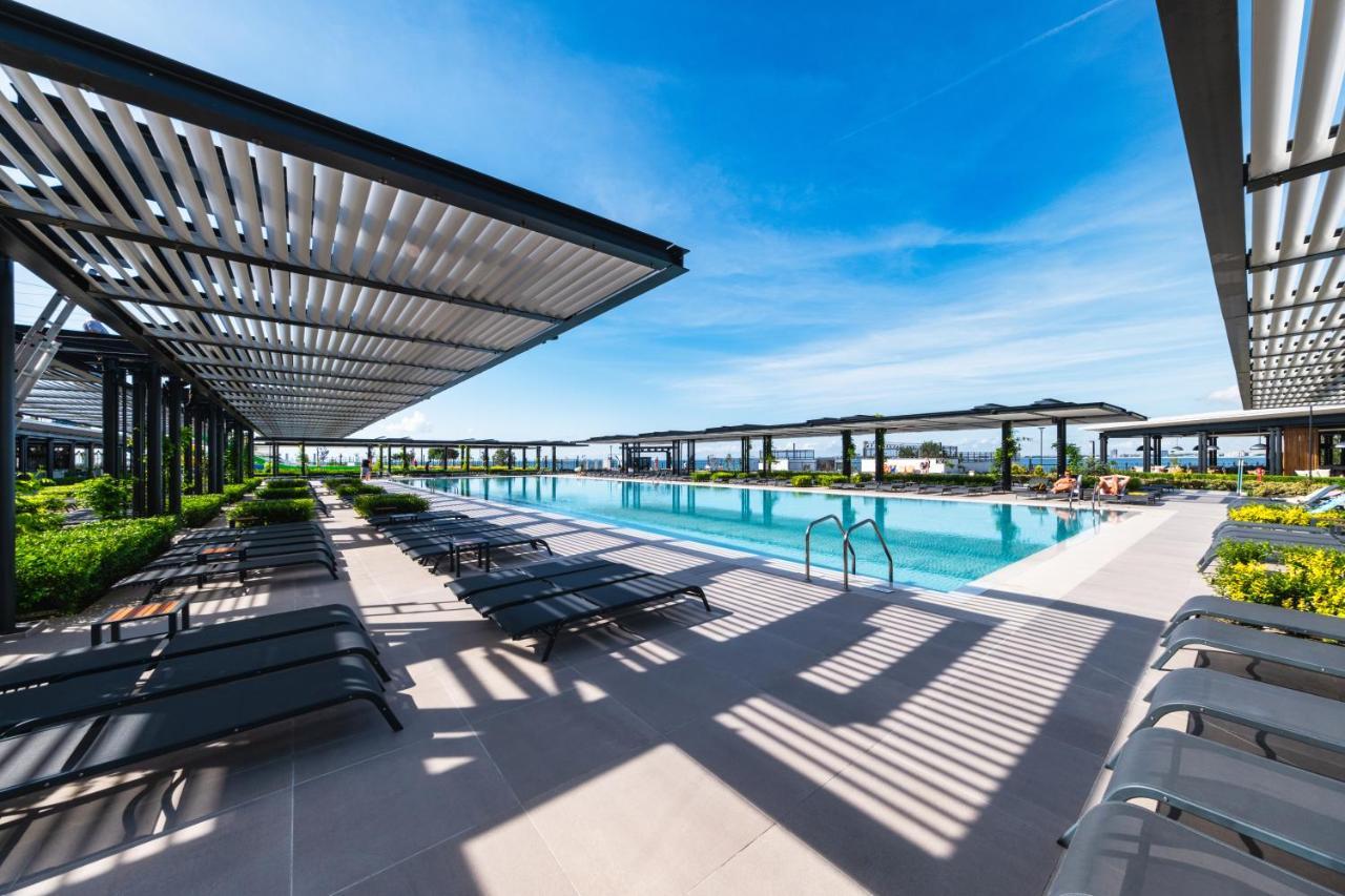Voya Beach Resort Sveti Vlas Dış mekan fotoğraf The rooftop pool at The View